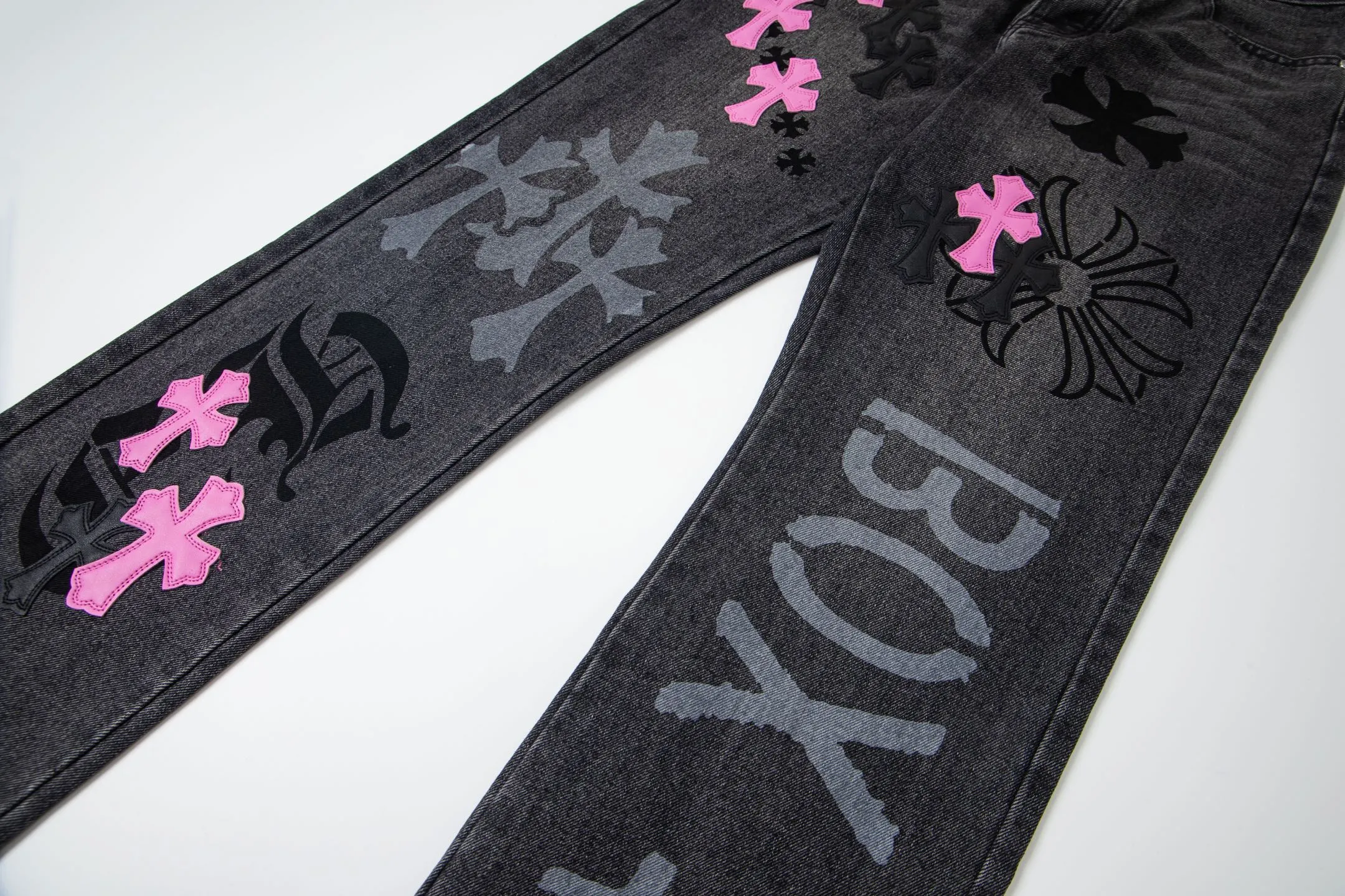 P260 Chrome Hearts Chrome Hearts Jeans Purple Matty Boy Sex Records Rivet Style Work Jeans CH Jeans need to be disassembled and washed before being dismantled and hand-stitched with sheepskin cross leather and then spliced ​​together to complete. The whole piece has too many craftsmanship to explain. The cabinet price is 16W+ level, patchwork cross pattern embellishment, high-waisted washed jeans! ! Absolutely high-end luxury products, 8W+ level god-level items, super popular products, made with top heavy industry, a magic weapon that cannot be missed. About Kroxin This is an extremely luxurious fashion brand, which can also be called the aristocrats of the high street. It has always been an exclusive brand for some hipsters or rich second generation. Compared with ordinary high streets, it is more luxurious and noble. Compared with luxury brands, it has a more fashionable personality and has always been a brand that I have a special liking for. Style number: 1761# Size: 28 30 32 34 36